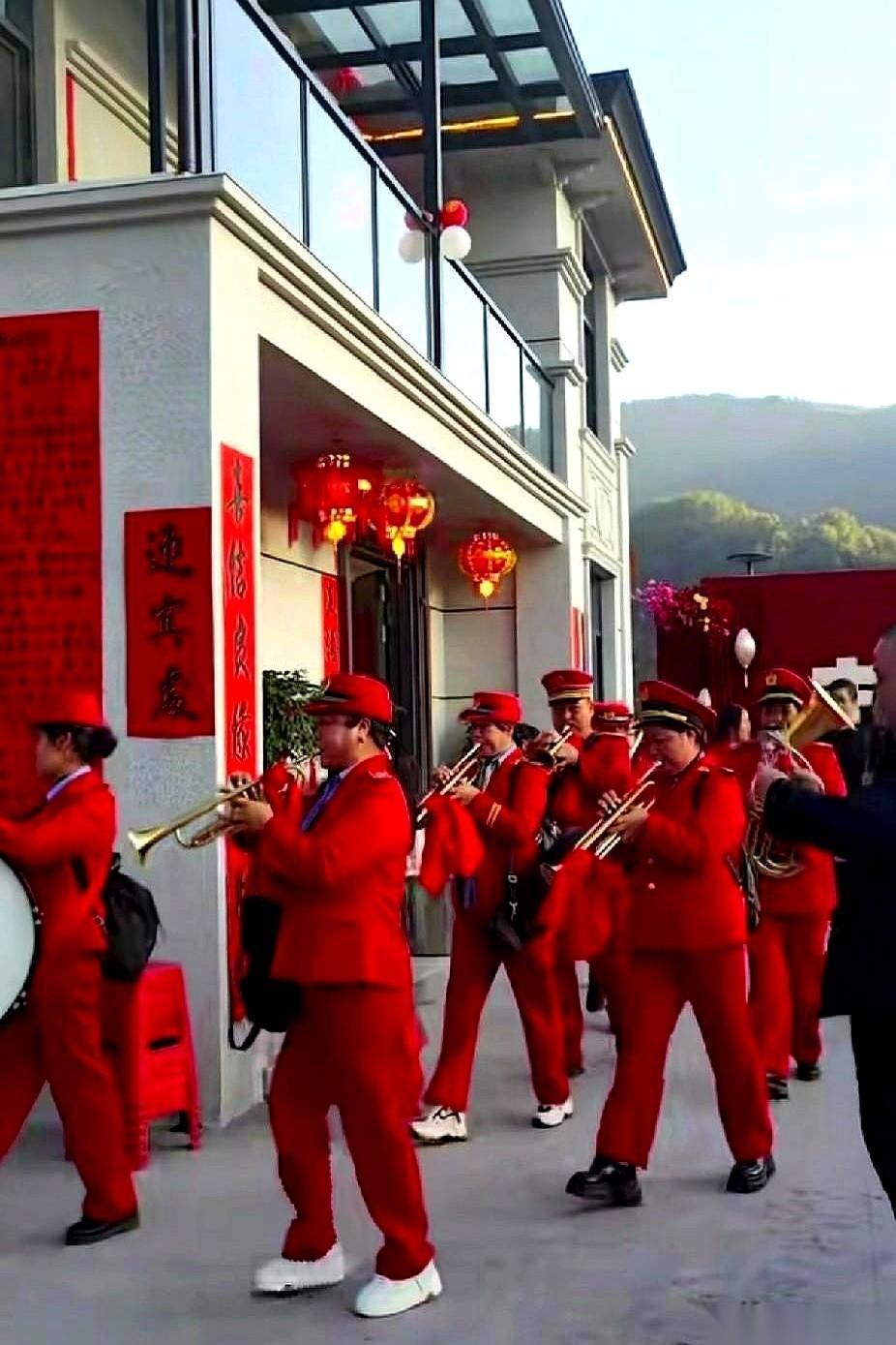 刷到湘西那场婚礼，锣鼓一响，车队一排，红衣一穿，满山遍野都是喜气。
底下评论区吵