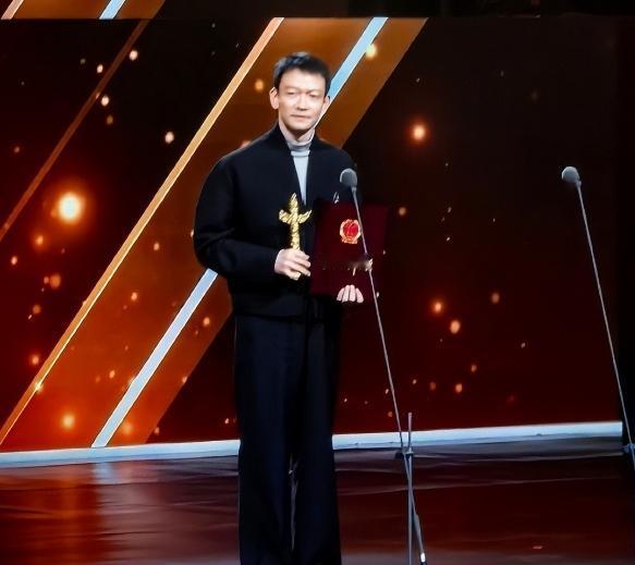  
郭帆凭借《流浪地球2》拿下了【优秀导演奖】，之前他错失该奖，曾让许多网友遗憾