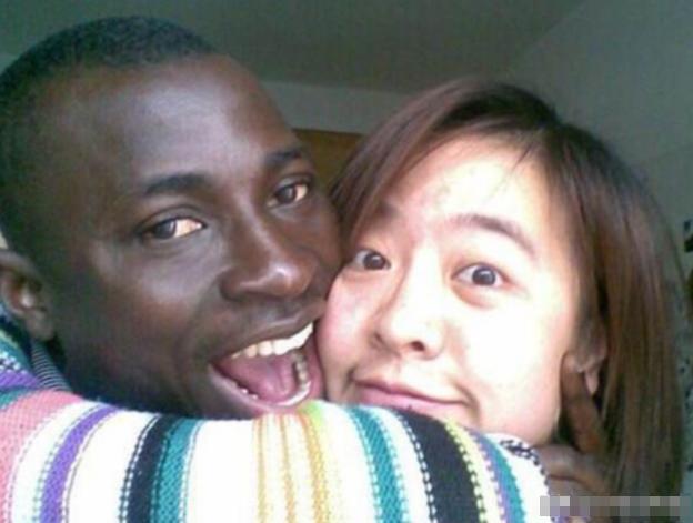 2002年，一个武汉女大学生被老师追问，是否跟黑人留学生发生过关系，女生羞愤不已