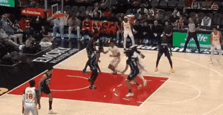 04月14日，NBA常规赛里，老鹰队在主场迎战魔术队的比赛正在进行。
在第一节比