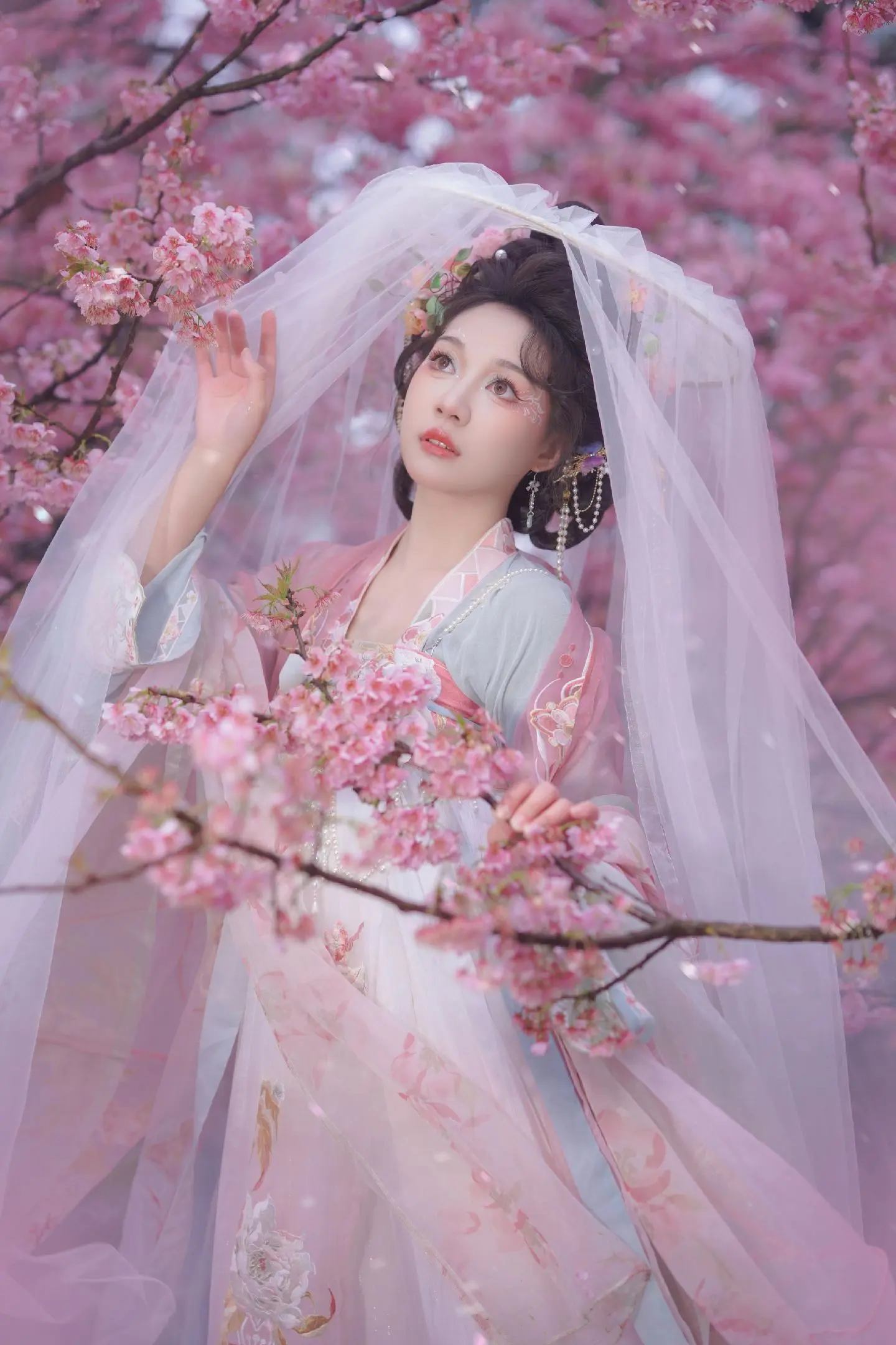 客妹这个下腰能打几分？下腰真的好适合拍汉服呀！太好看了，除了当时下雨天气不是很好～
