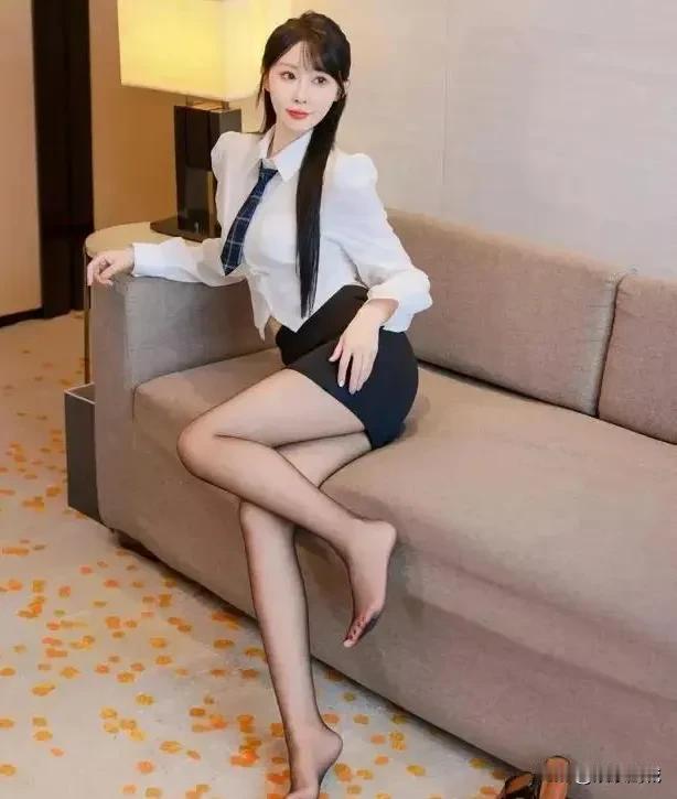 优雅白领风，办公室的诱惑！👠💄✨



嘿，你知道吗？那位职场丽人正以她独特