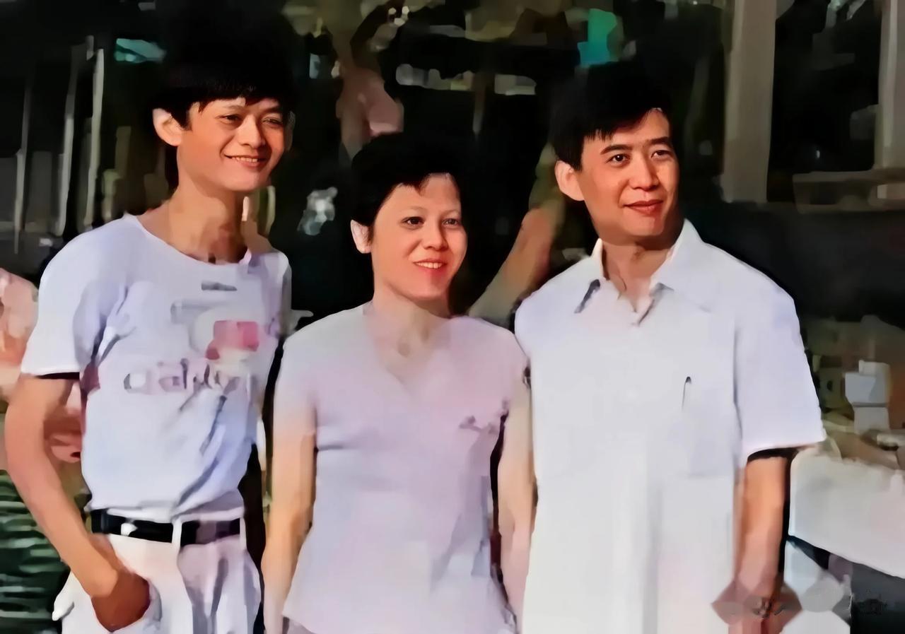 80年代，马云少年时期与父亲马来法、母亲崔文彩的一张合影，照片中马云的父母颜值都