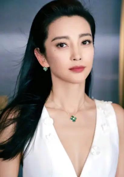 2009年，李冰冰开出了12万的月薪聘请保姆。其中一位保姆应聘时，把菜反复洗了五