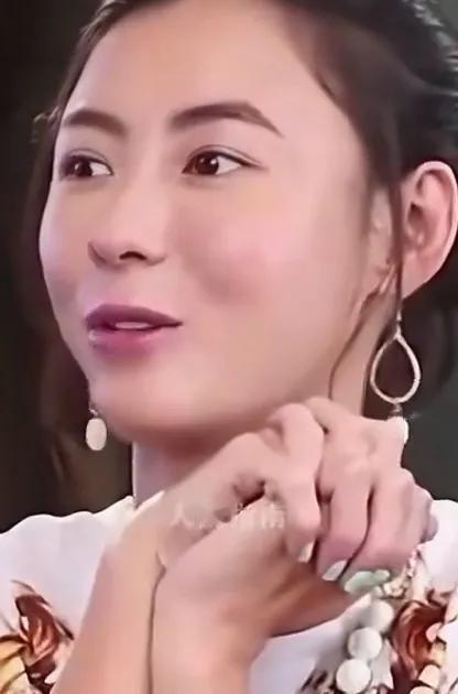 《逆袭的单亲妈妈》
各位亲爱的朋友，单亲妈妈界的璀璨明星张柏芝，正以她那不屈不挠