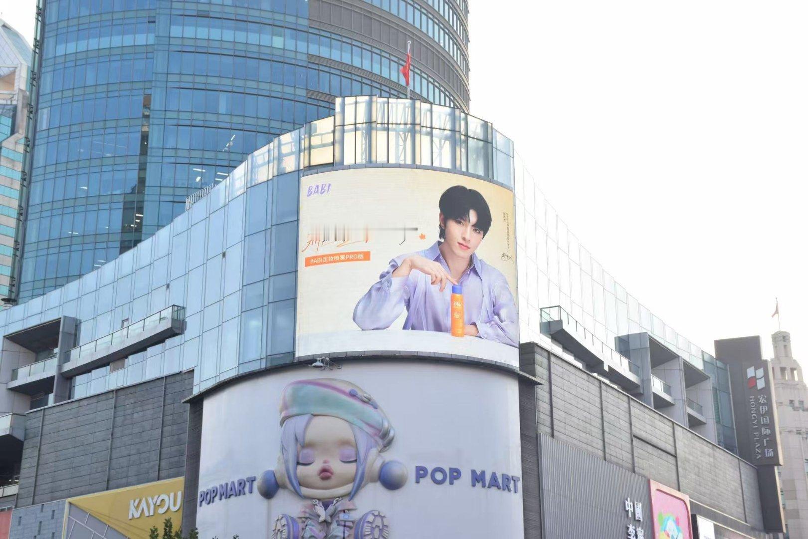 代言人还没宣大屏就上了，明天还有一堆线上线下大屏上，全都无需解锁哦！诚意拉满， 