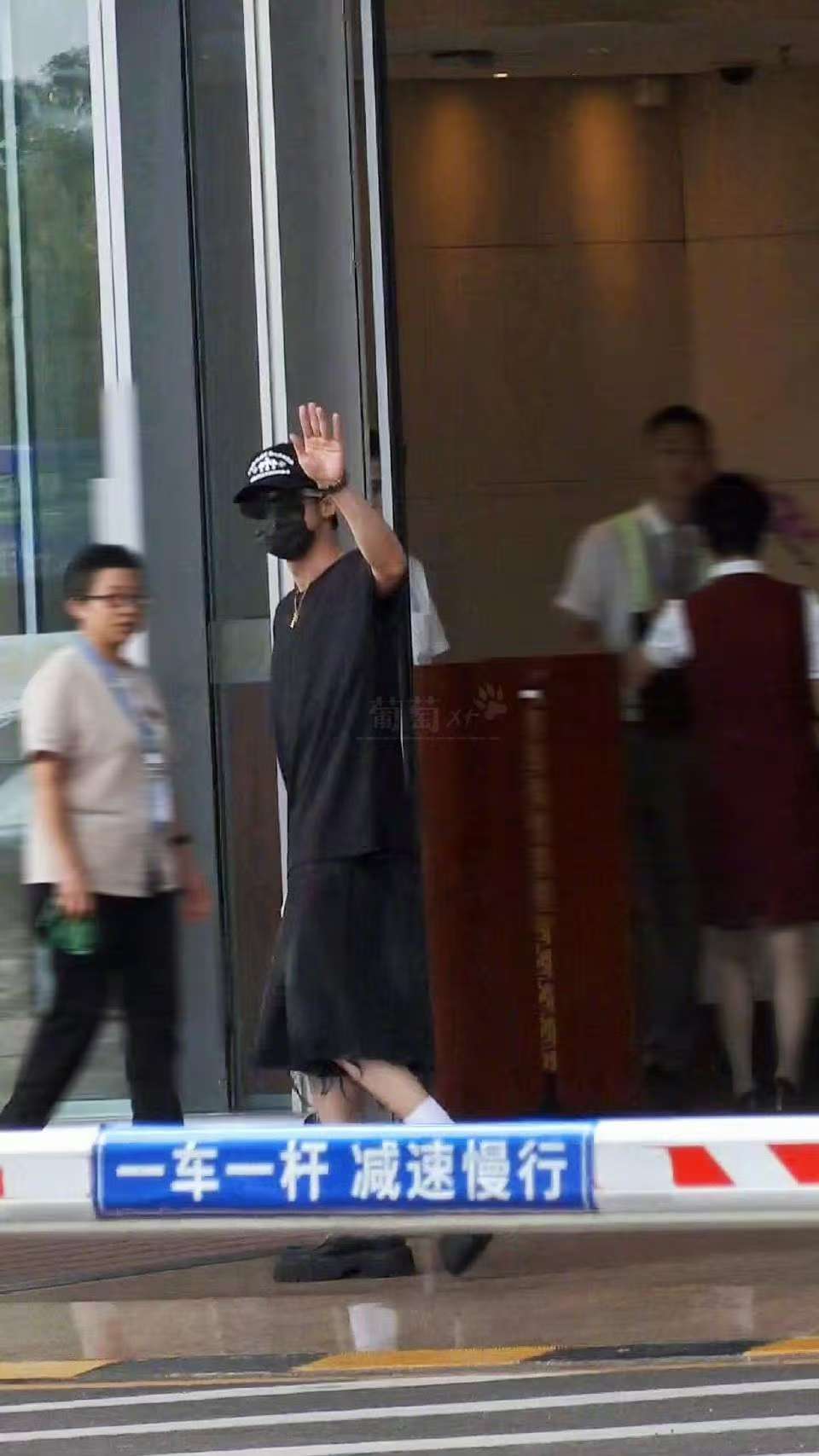 檀健次黑色look檀健次潮男穿搭檀健次黑色look，帅啊，[太开心][太开心] 