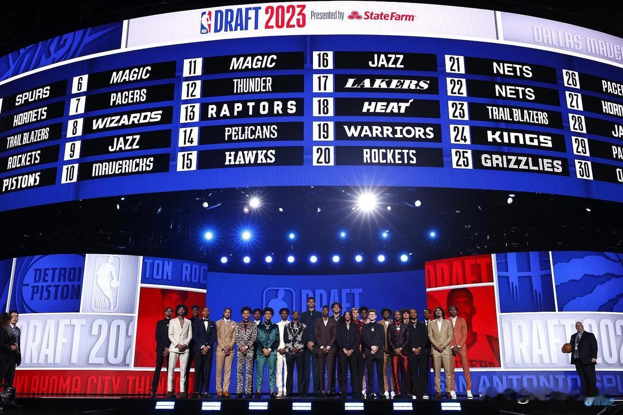 NBA新赛季截止目前，2023届乐透新秀场均数据如下：
1、文班亚马  18.9