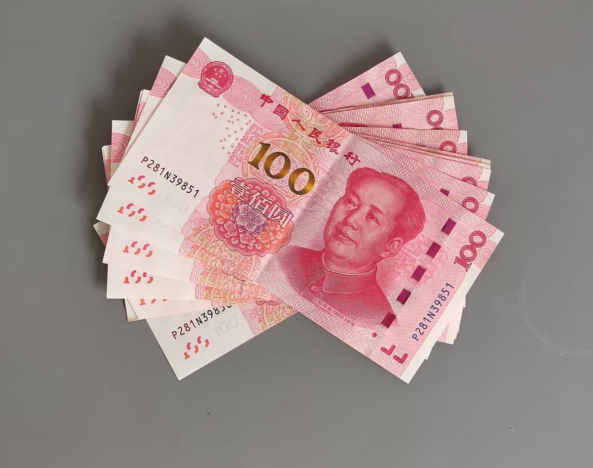 前些年我也存过一些钱，
但是这两年却怎么也存不下了，
因为每个月的工资基本都是月