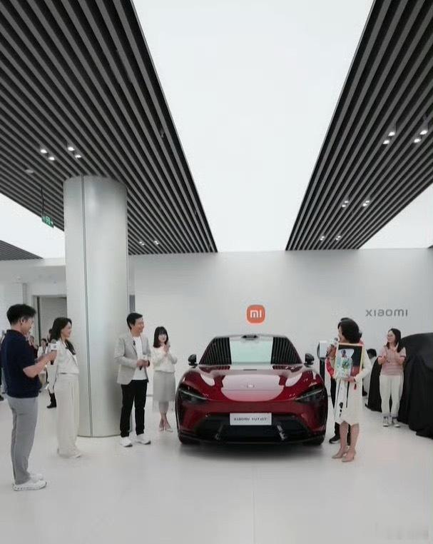 今天直播交付仪式现场摆了那么多台车厘子红的实车，据说首批交的6台里有5台都选了这
