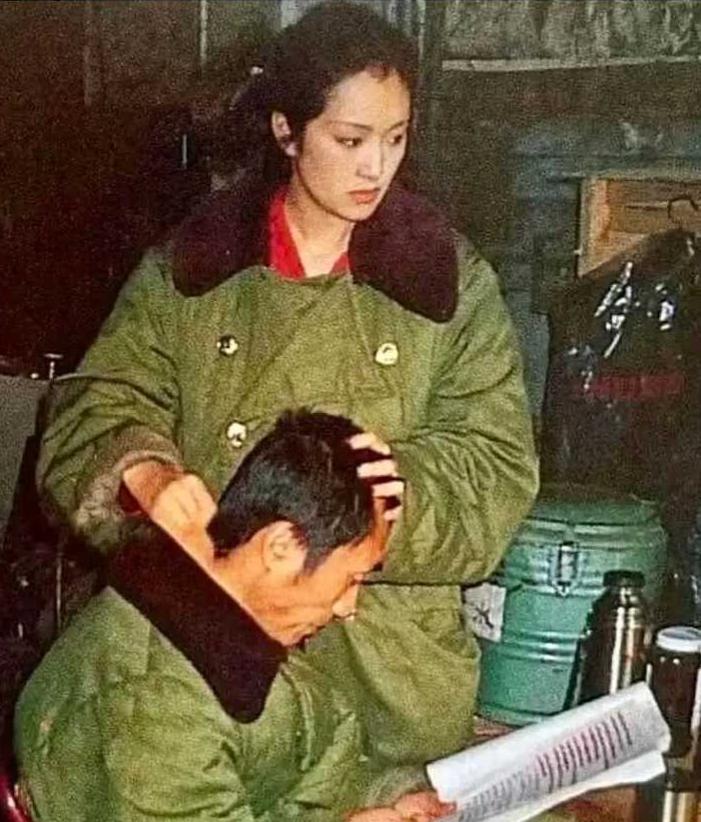 1988年，《红高粱》首映期间。初冬的天气寒冷刺骨，张艺谋和巩俐都穿着厚厚的军大
