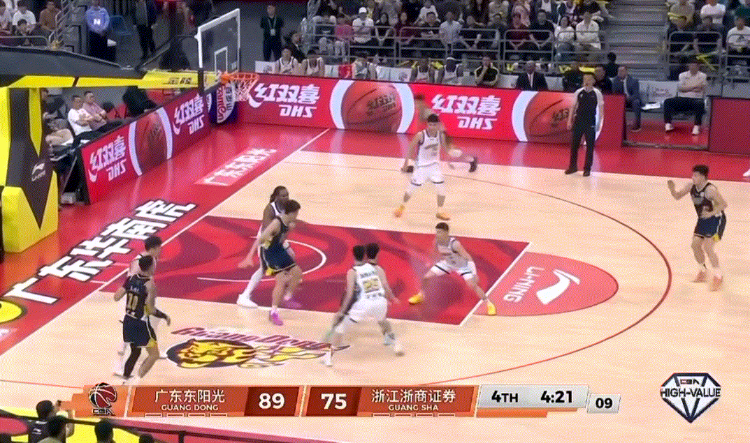 哇张皓嘉第3记三分来了！广厦怎么敢放这么空？不知道我嘉哥最近状态火热吗哈哈哈 广