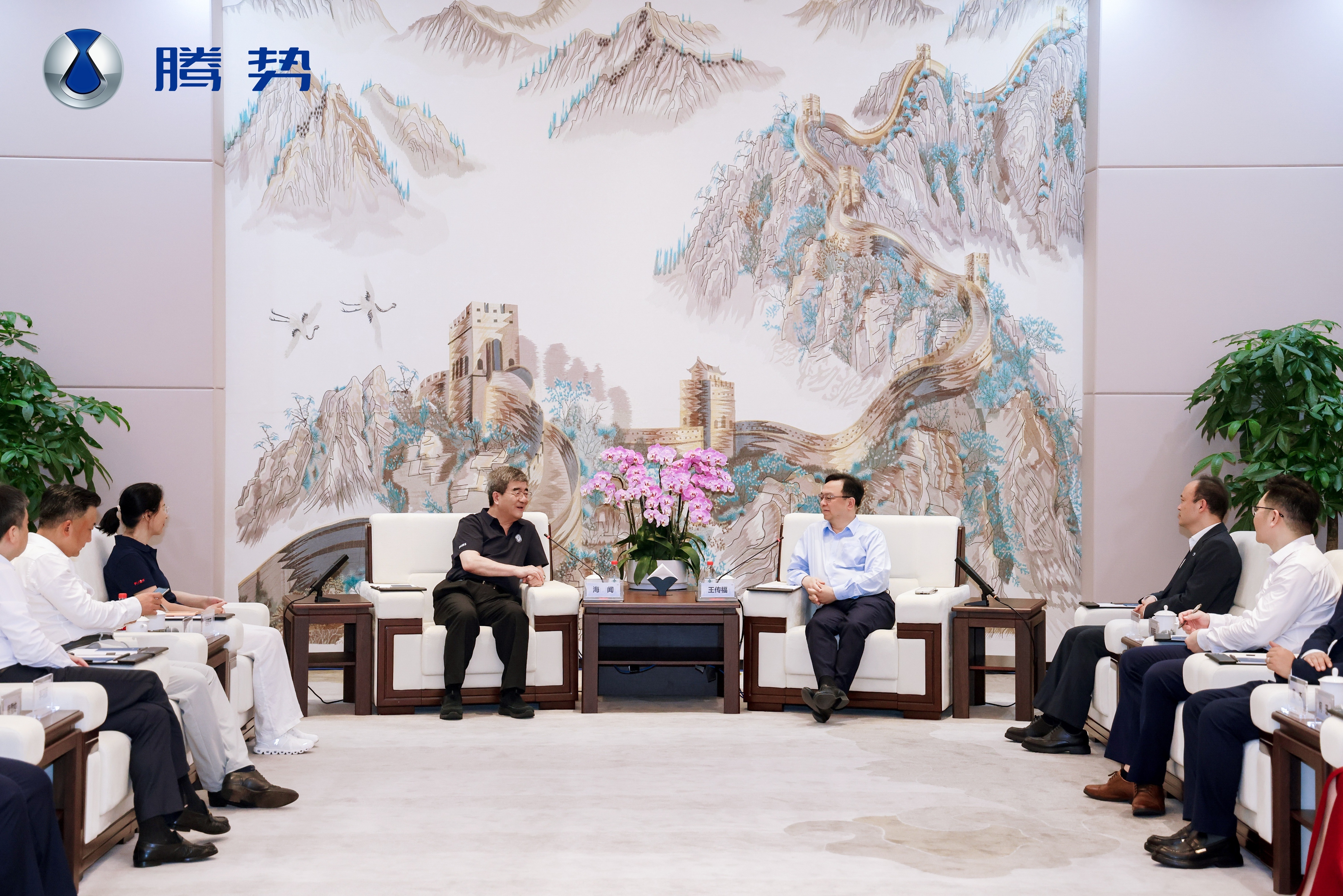 北京大学原副校长、北京大学汇丰商学院创院院长海闻教授带领北京大学校友企业家代表团