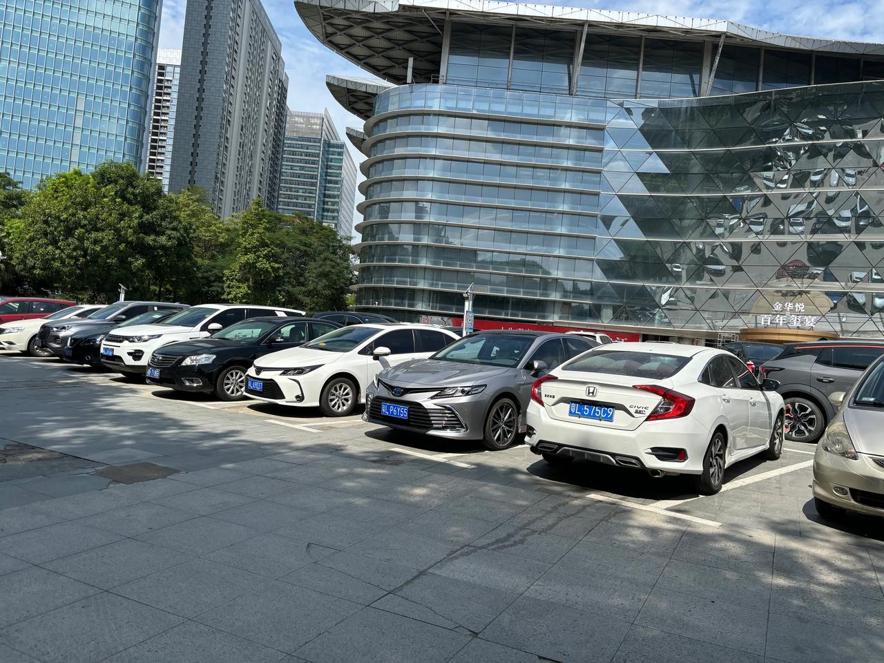 今年的惠州家居博览会，外面看起来很热闹，里面显得有点冷清。

10月18日至20