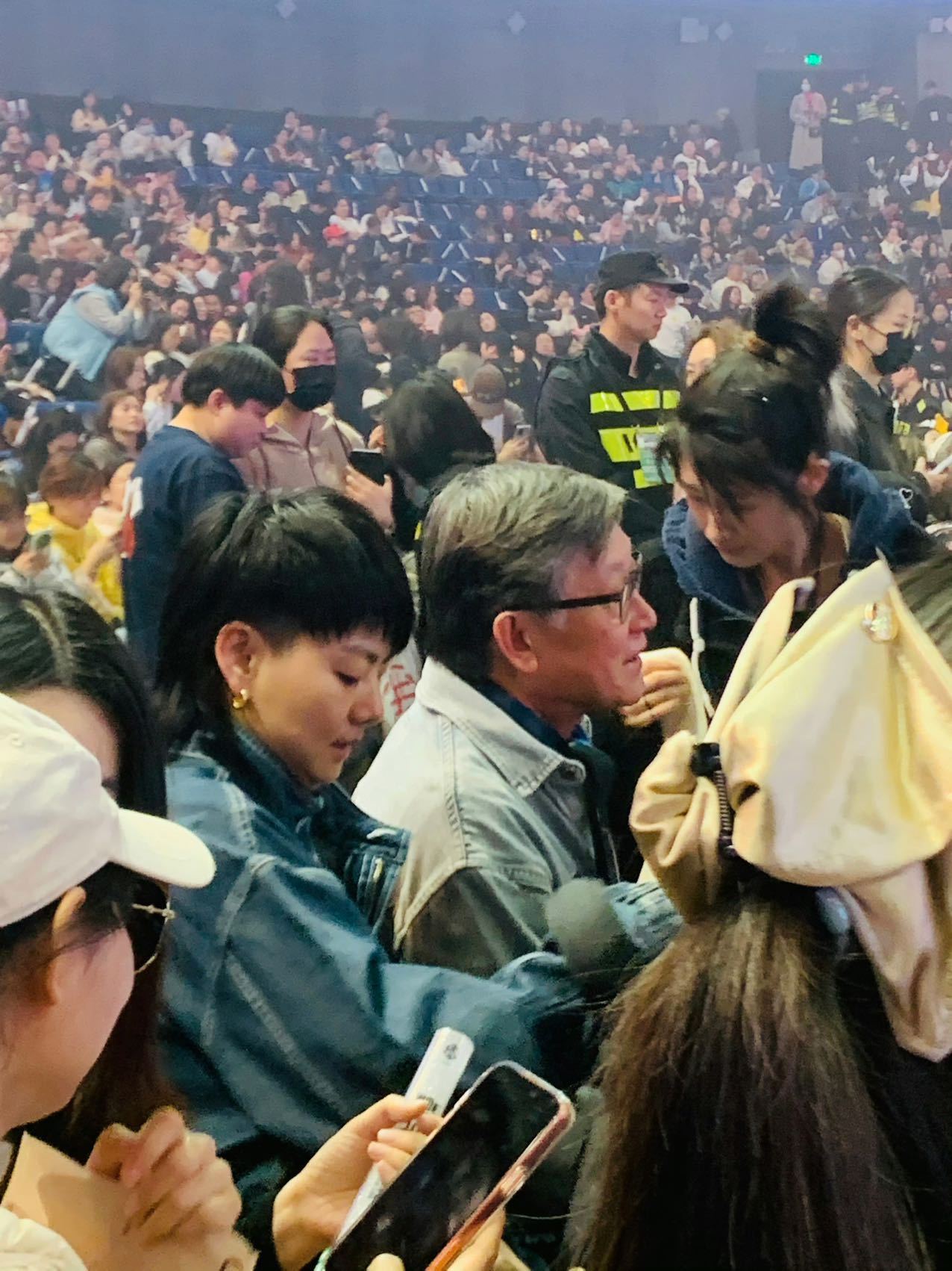 无间道导演刘伟强来看李宇春演唱会 刘伟强导演专门来现场支持春春，老朋友相聚的画面