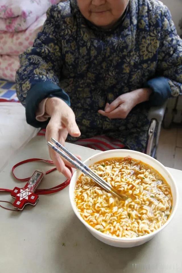 吃方便面能活100多？有个小伙子在吃方便面，一个医生走过来说：小伙子，吃这个可不