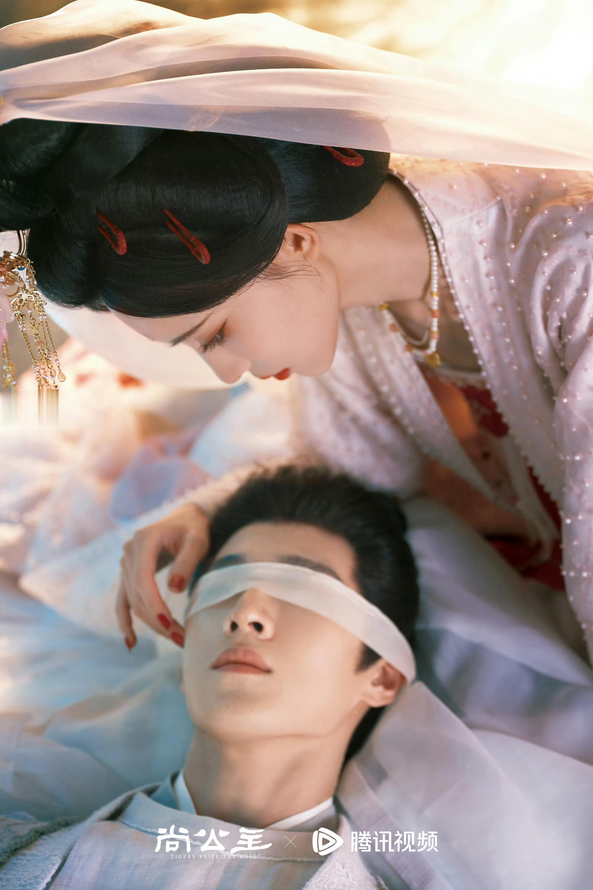 昀牵孟绕二搭尚公主这组海报太有感觉了！CP粉吃的好好 ​​​