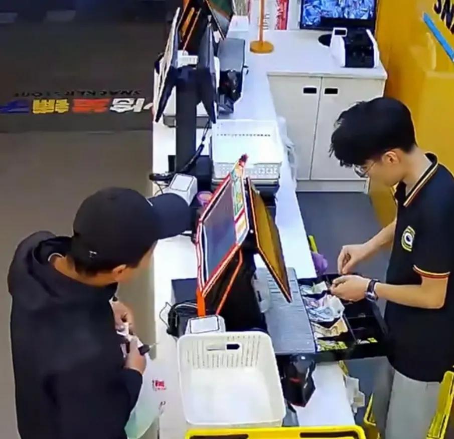 近日，在河池一小超市，因为不给兑换零钱，男子怒扇收银员小哥，力度之大，眼镜都打飞