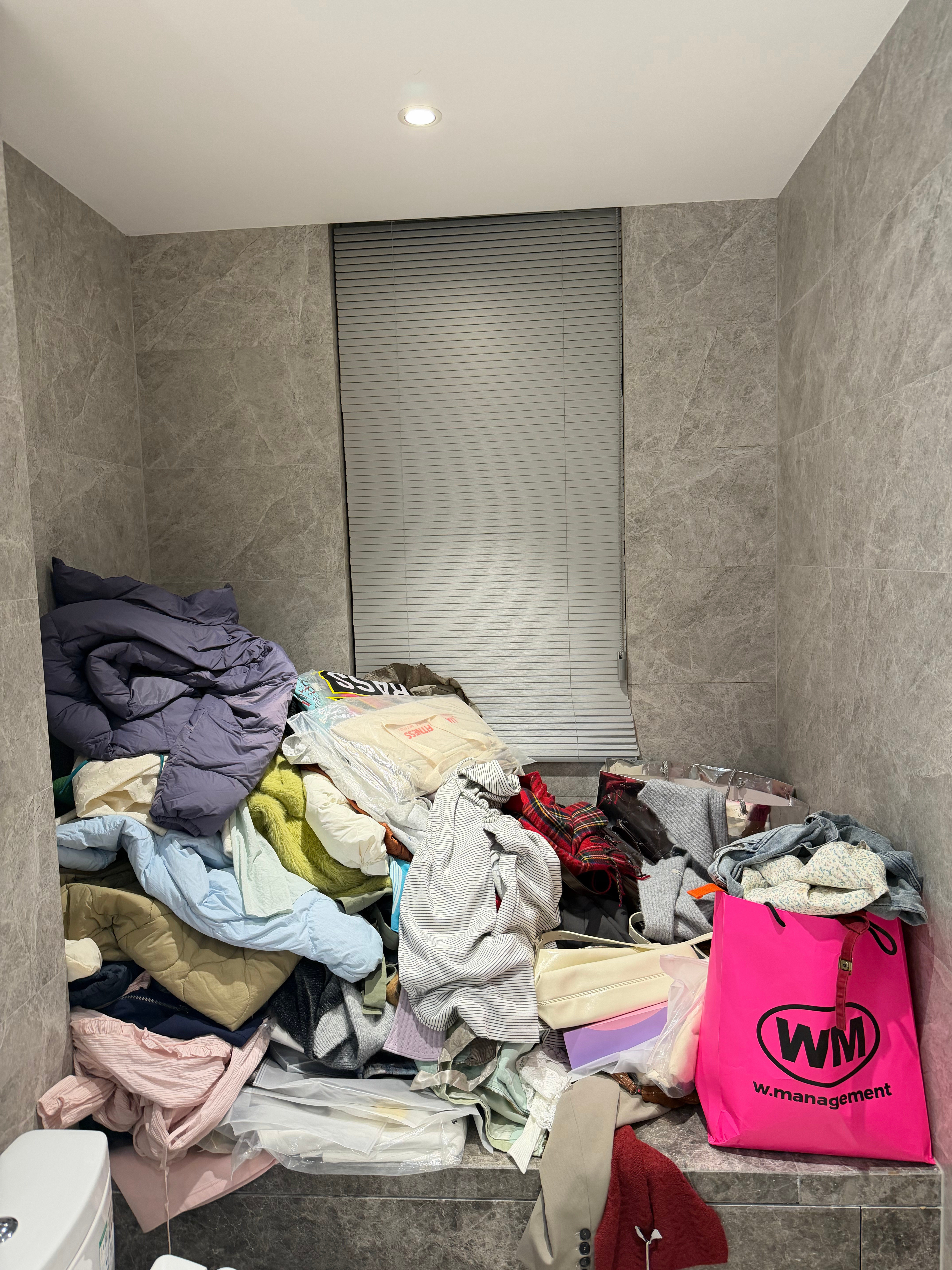 来旧房子收拾东西了 其实真的很舍不得 刚刚搬走的那天，我甚至有点后悔这个房子除了