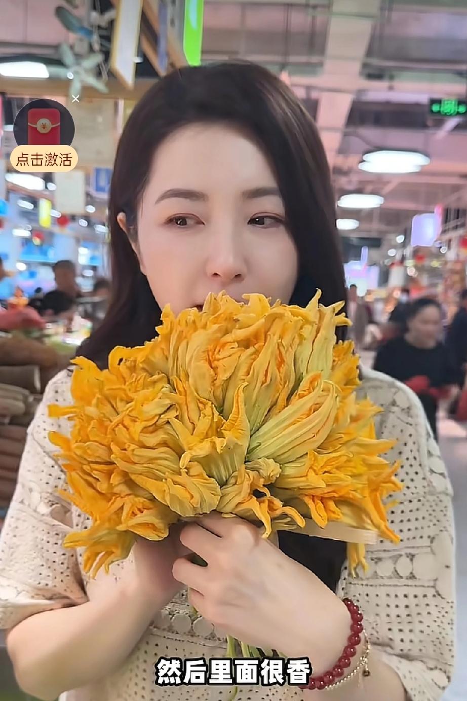 今天刷到演员曾黎在菜市场买了一把南瓜花，准备回去炒着吃，她说炸着吃也好吃。真是长