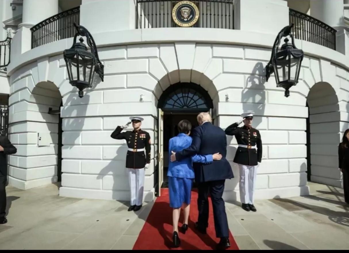 地球人都知道特朗普喜欢年轻漂亮的女人，但肯定不是高市早苗这种款式的。
     