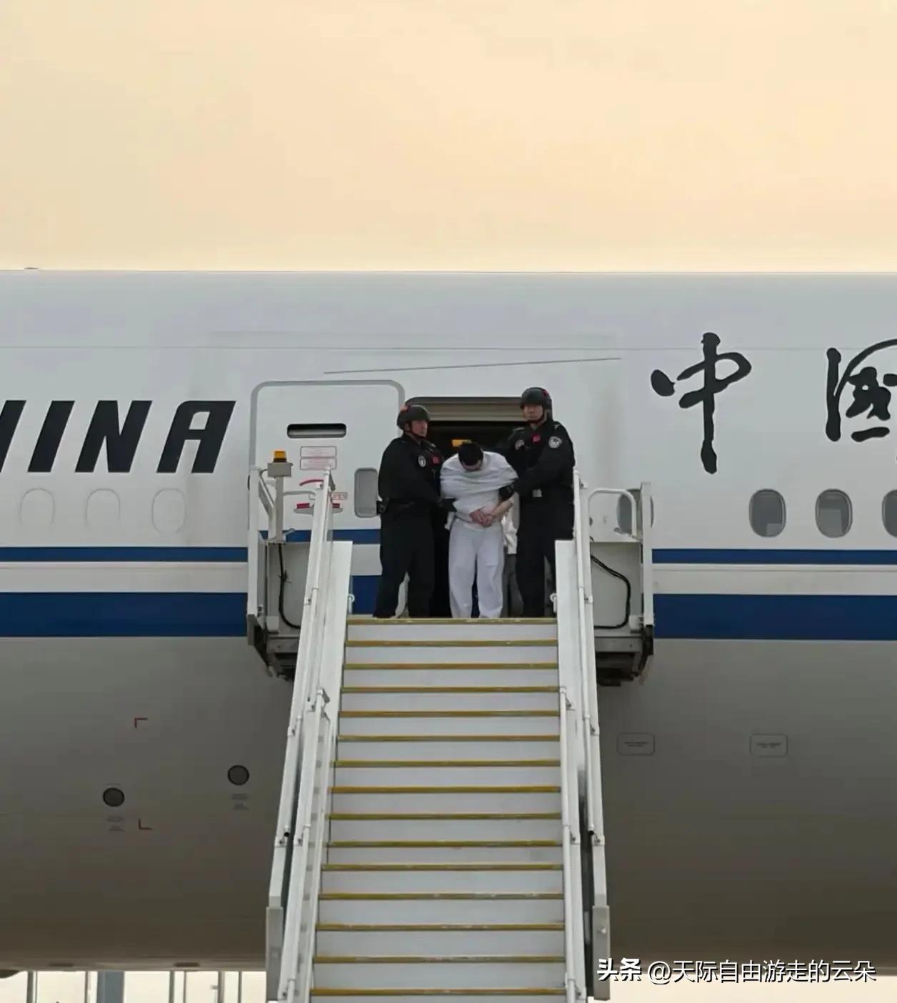 终于押回来了！境外绑杀中国公民的恶魔刘某文，落地北京瞬间曝光

大快人心！

就