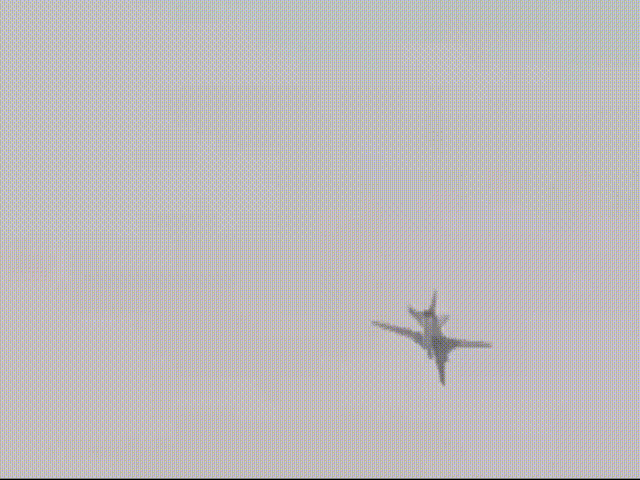 突发，一架俄罗斯空天军图-22M3战略轰炸机在伊尔库茨克地区坠毁，飞行员顺利弹射
