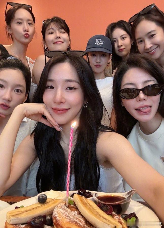少女时代全员为Tiffany庆生 少女时代全员为Tiffany庆生，怎么这么好这
