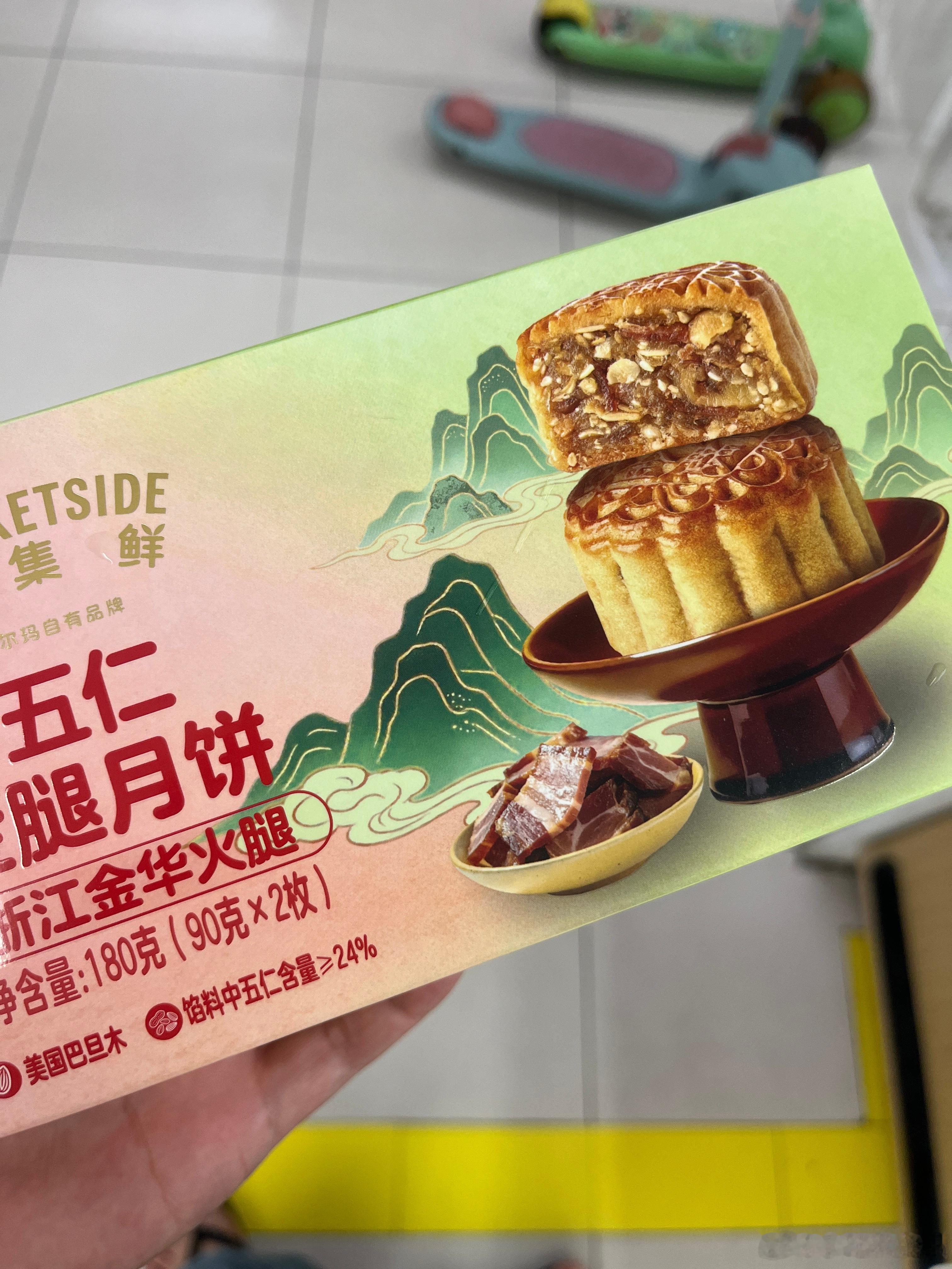买了五仁的，我最喜欢吃五仁口味，但是没有广式的好吃，没有那么香。柠宝吃蛋挞，还吃