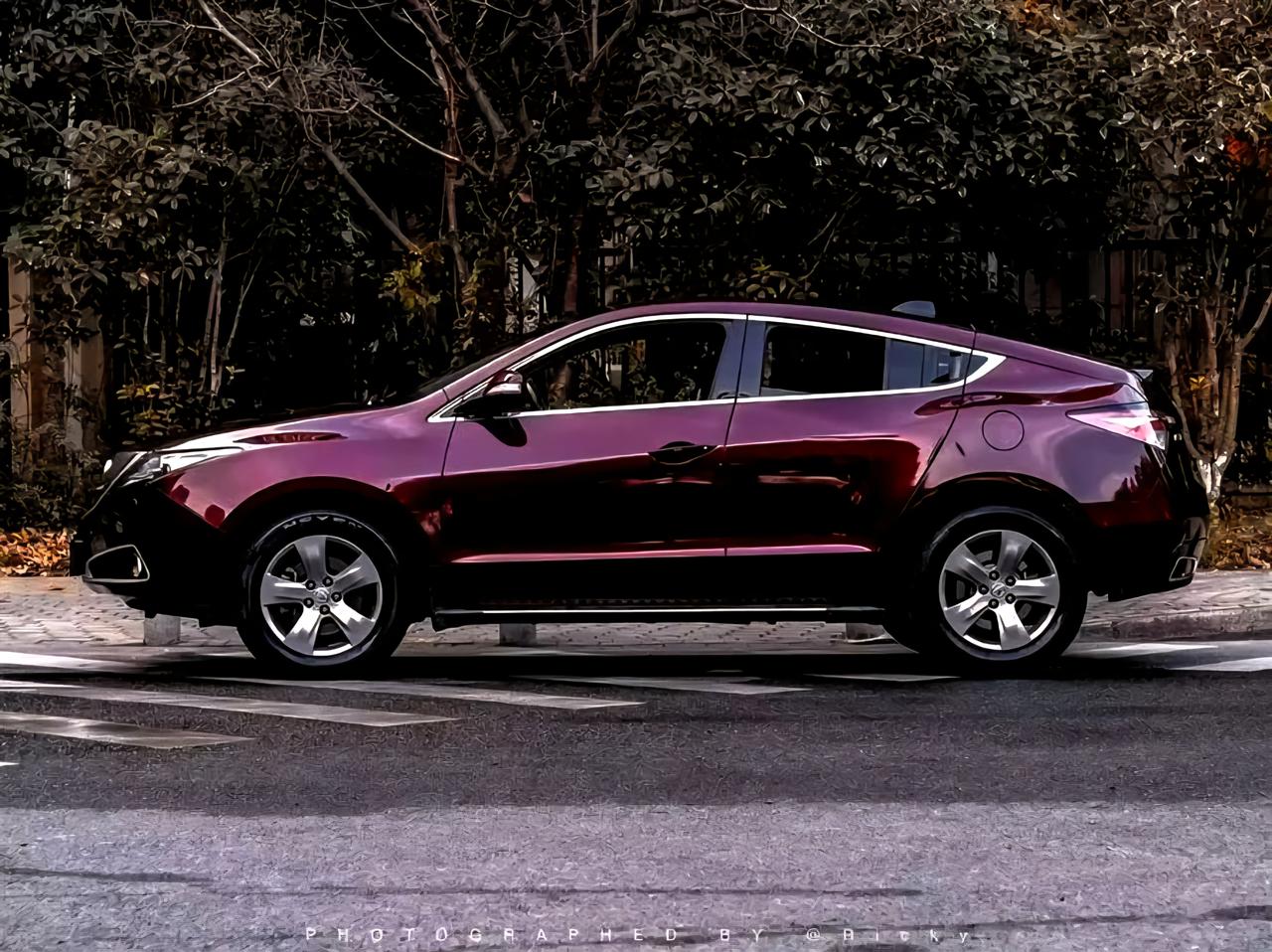 这是一台讴歌zDX它的特别之处就是它是楔形车身的忠实拥趸，前高后低。你可以把它理