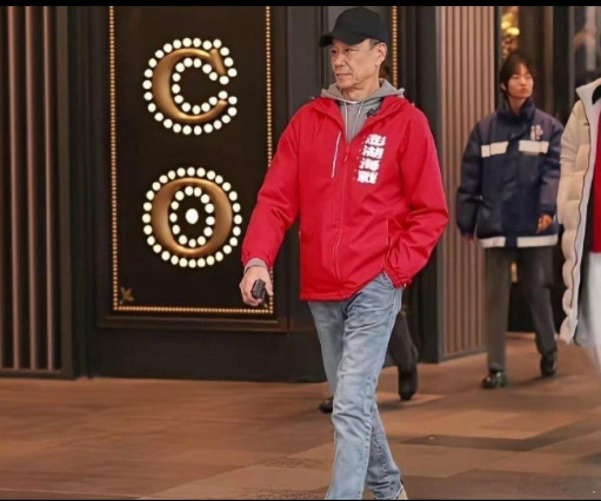 他生于1946年，虚岁已经80了，这样的岁数这样的状态无敌了！就问你服不服？
这