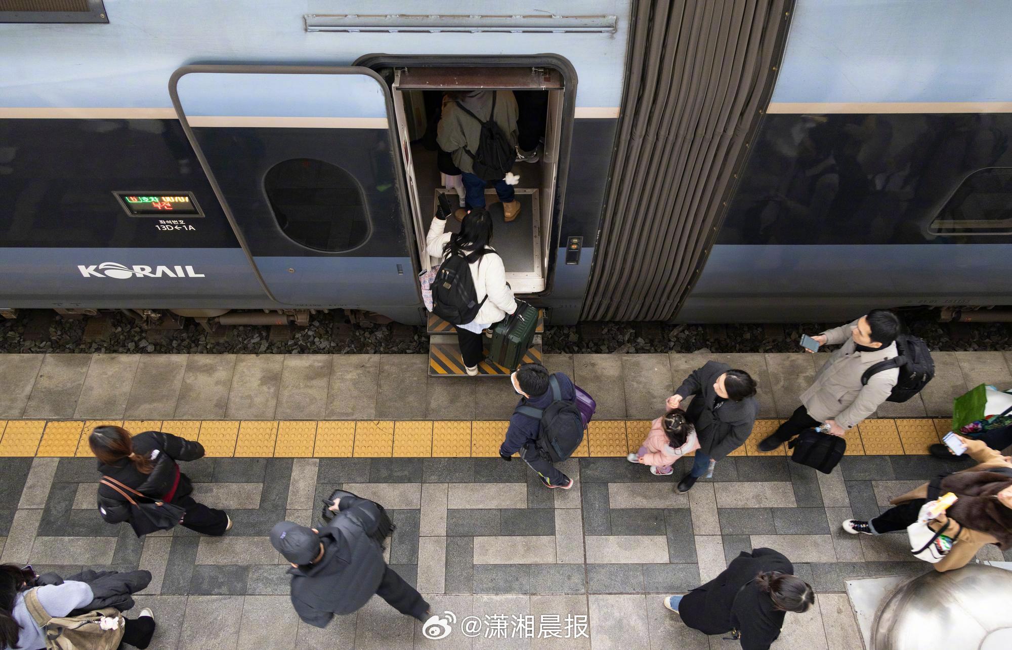 【#韩国成年人过年最怕发压岁钱#】#韩国人用白色信封装压岁钱# 春节到来之际，韩