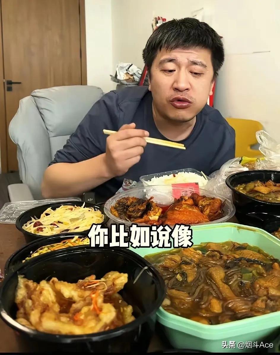 这是张雪峰今天中午出镜吃午饭的画面。一碗米饭六碗菜。
 
盛大菜用的是塑料盒子，