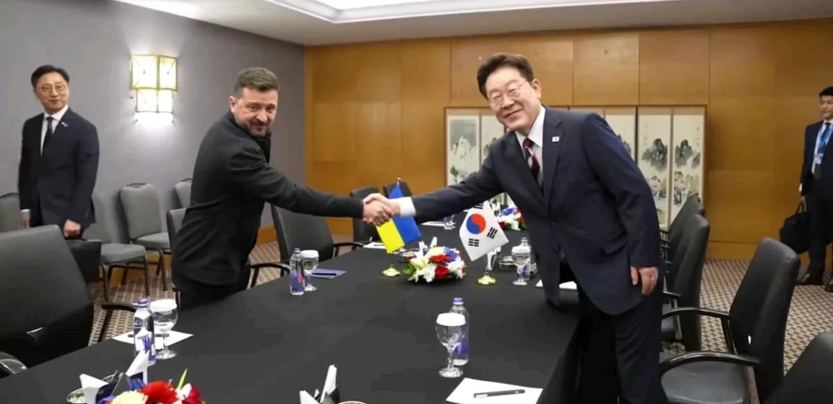 韩联社报道，当地时间8日，正在土耳其参加北约峰会的韩国总统李在明，在和乌克兰总统