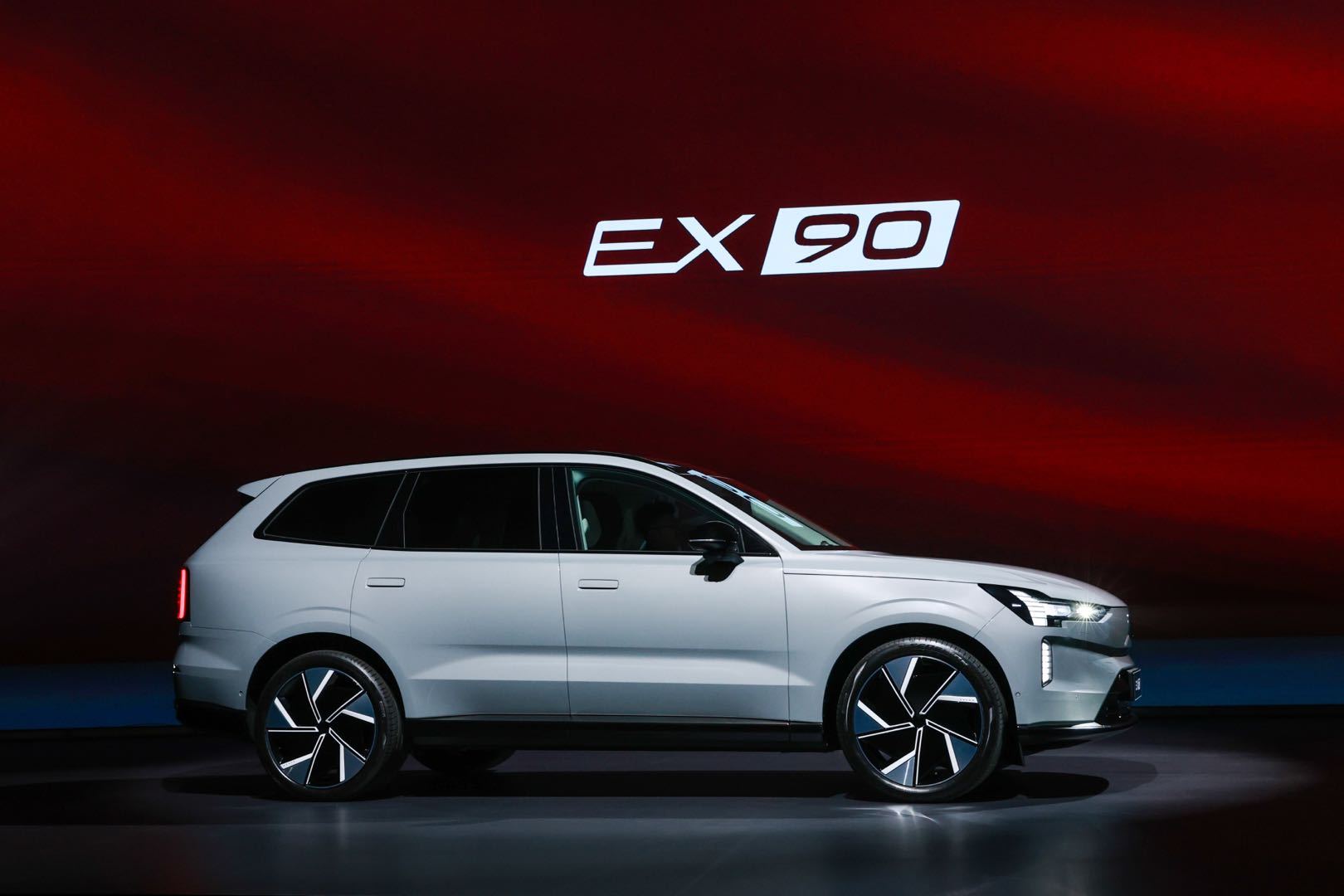 沃尔沃纯电双旗舰开启预售 沃尔沃的“安全信仰”在双旗舰继续精进，也公布了预售价: