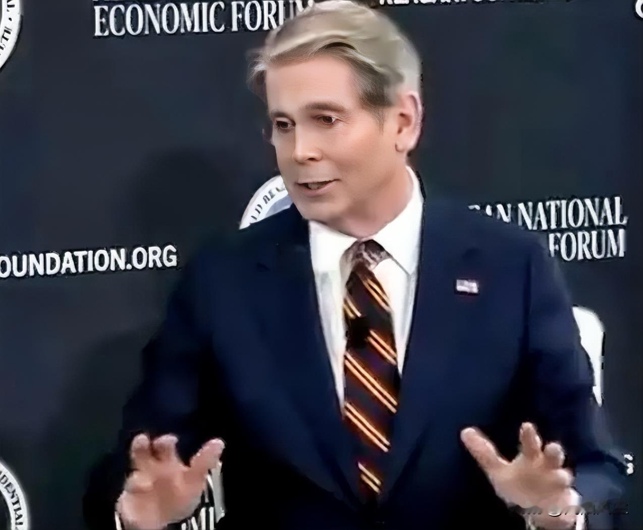美国财长在里很基金论坛访谈环节嘲讽说:“有些人现在可能正准备输入密码登录，才发现