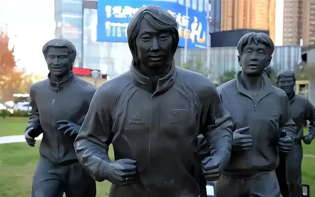 对于李铁的塑像，有人建议罩个铁笼子，有人则说干脆戴上一副手铐或者脚镣了事。想想他