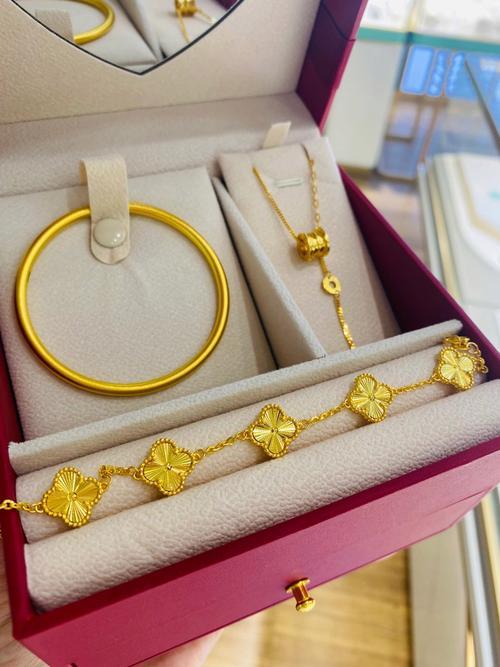 金饰价格已下跌超300元也就是说上个月和这个月买五金，按70克来说，得差2000