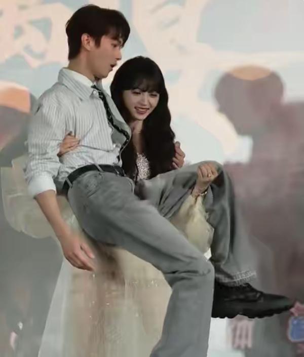 田曦薇这么瘦小的一个小姑娘，居然去抱一个一米八三的许凯。真的不知道自己几斤几两了