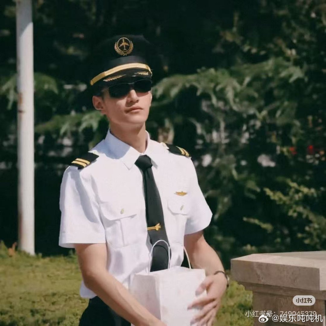 樱桃琥珀看余樵海边告白哭晕了 余樵的爱确实难得，他比谁都早发现林其乐的好，从喜欢