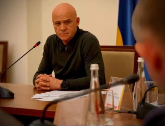 乌克兰的内斗继续升级。据乌克兰媒体报道，乌克兰总统泽连斯基剥夺了敖德萨市长根纳季