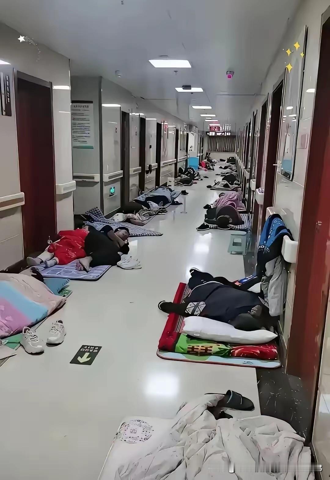 泪目！
武汉，医院住院部走廊贴出一张新通知：
家属可以铺垫子过夜，早上
收好不影
