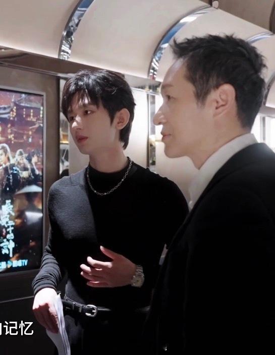 哥哥的衬衫紧身衣永远都在花絮里永远是外套外套外套＋1。。。什么时候能给我们看一眼