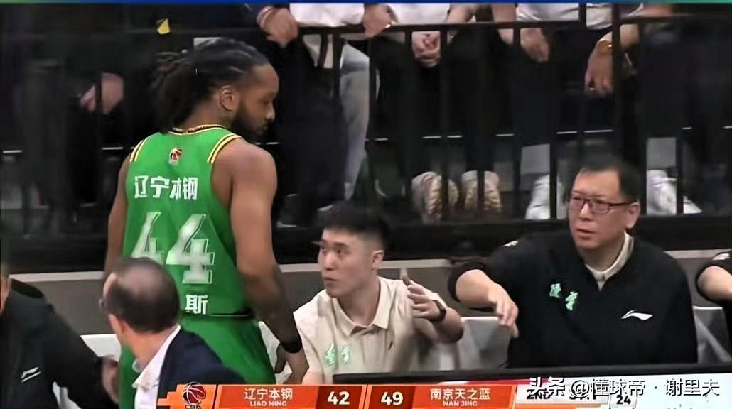 细节看成败！辽篮外援威尔斯因连续失误，被乌戈换下场，第一时间并没有迎合外教伸出的