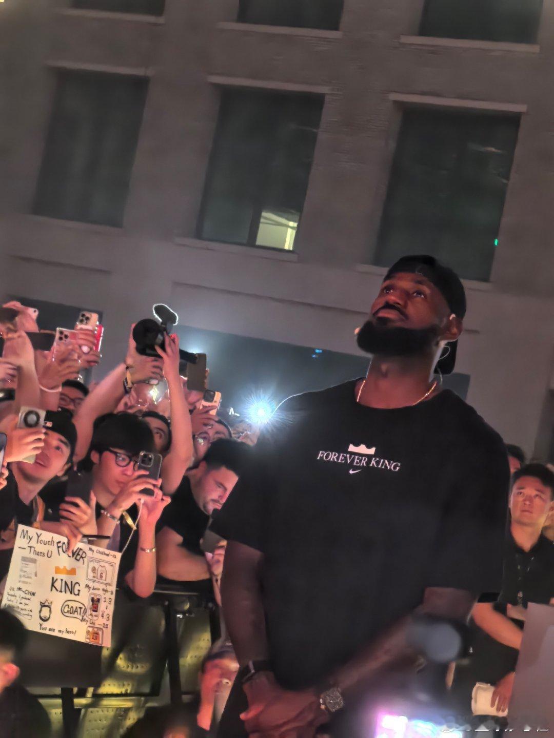 今天忙碌的一天总算是结束了. 在山呼海啸的MVP 的喊声中，詹姆斯迎来了他在上海