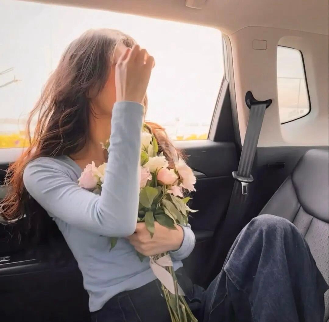 我可以穿着吊带 我也可以穿着朴素挽起头发 也可以穿上宽松衣服陪你散散步 还能穿起