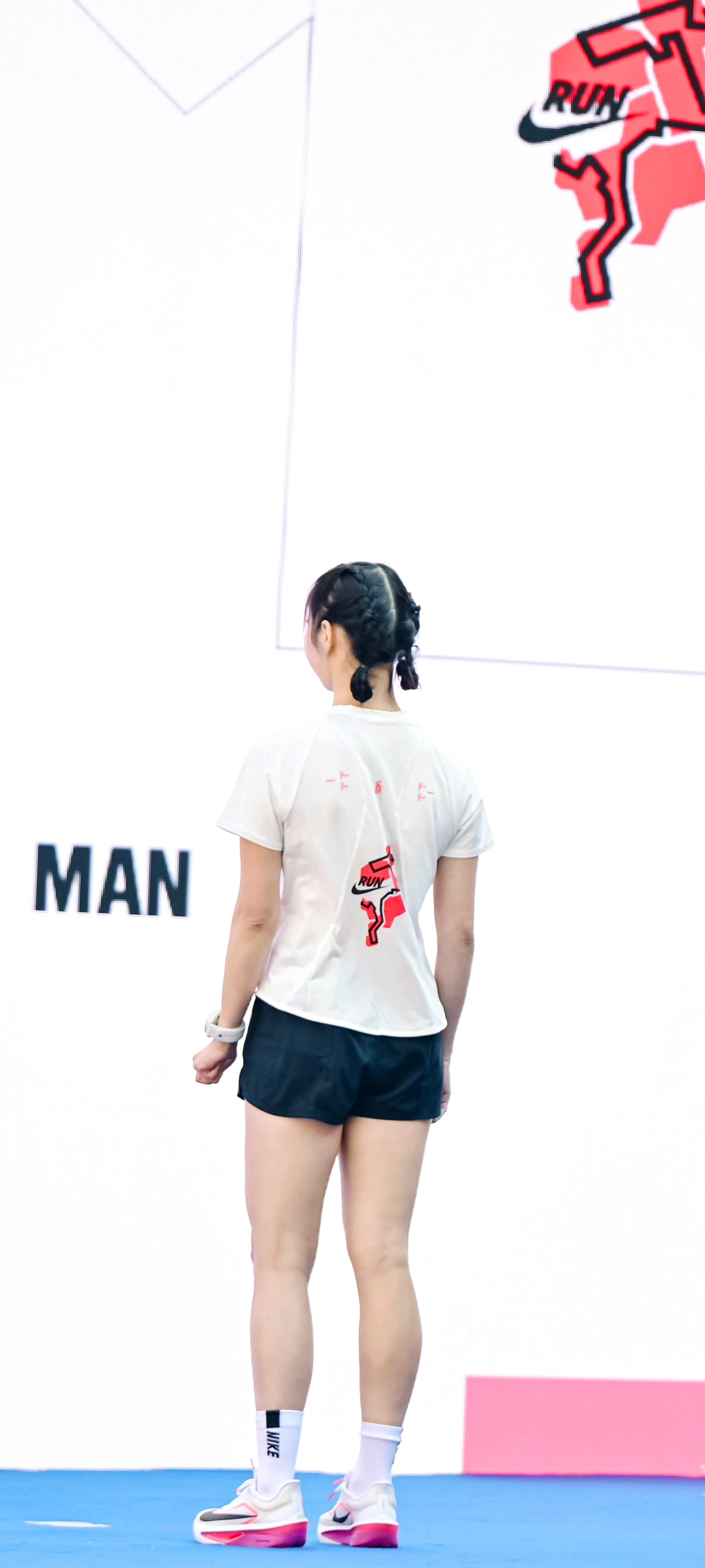 除了健康美，整体的色彩搭配也很好看：红、白、黑~ 