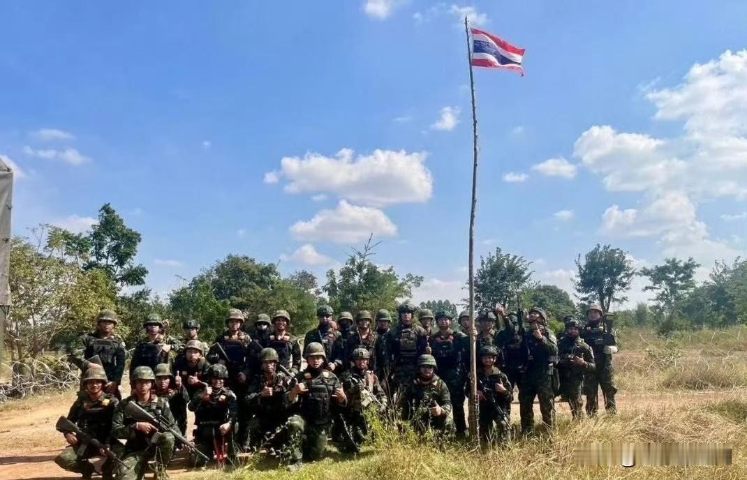 柬泰边境冲突现转折：柬埔寨主动释放和谈信号，背后是多重现实考量
 
当地时间12