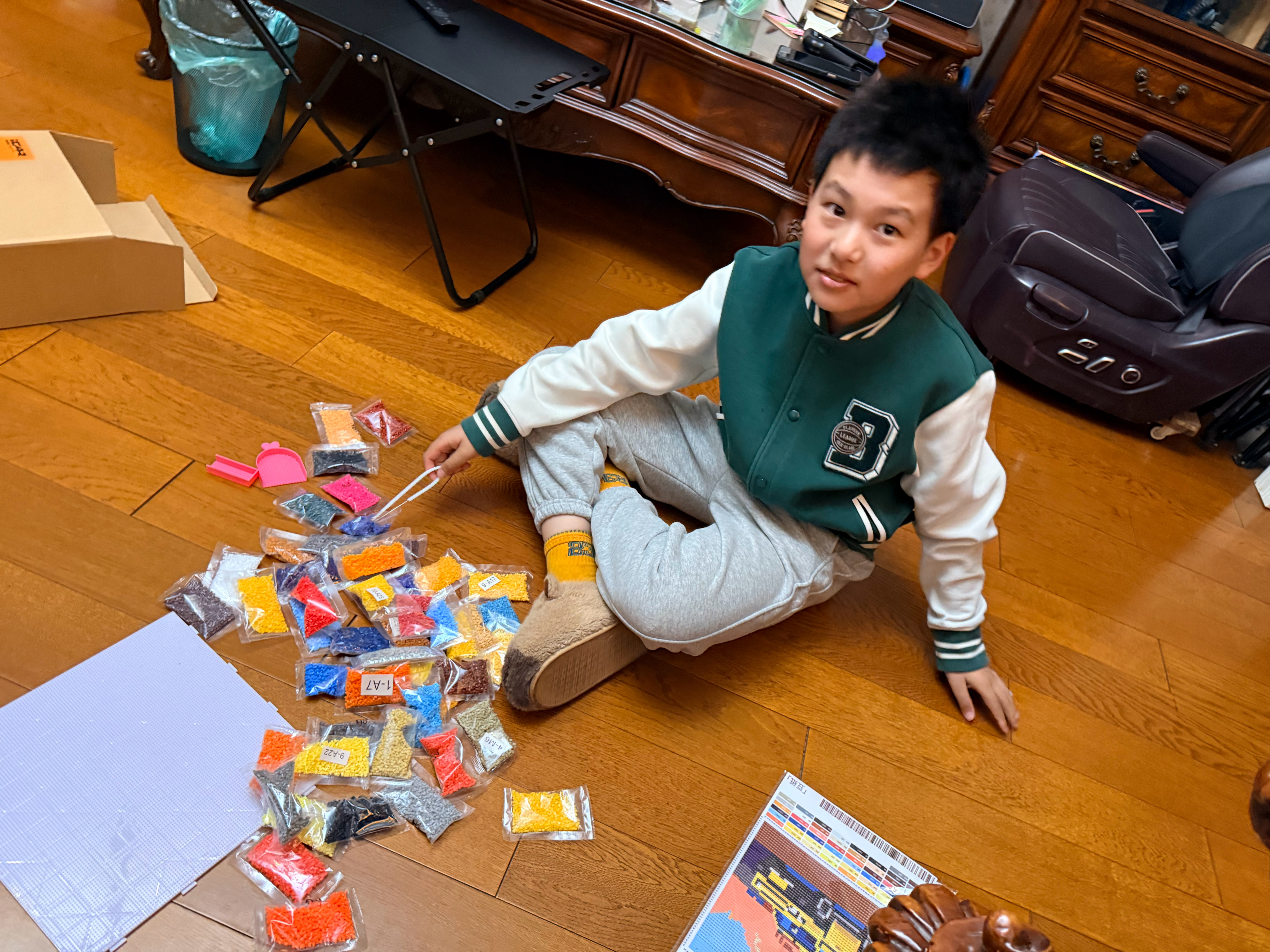 原来这个就叫拼豆啊，挺考验耐心的，各种颜色的空心小豆，放到板子上固定，最后拿熨斗