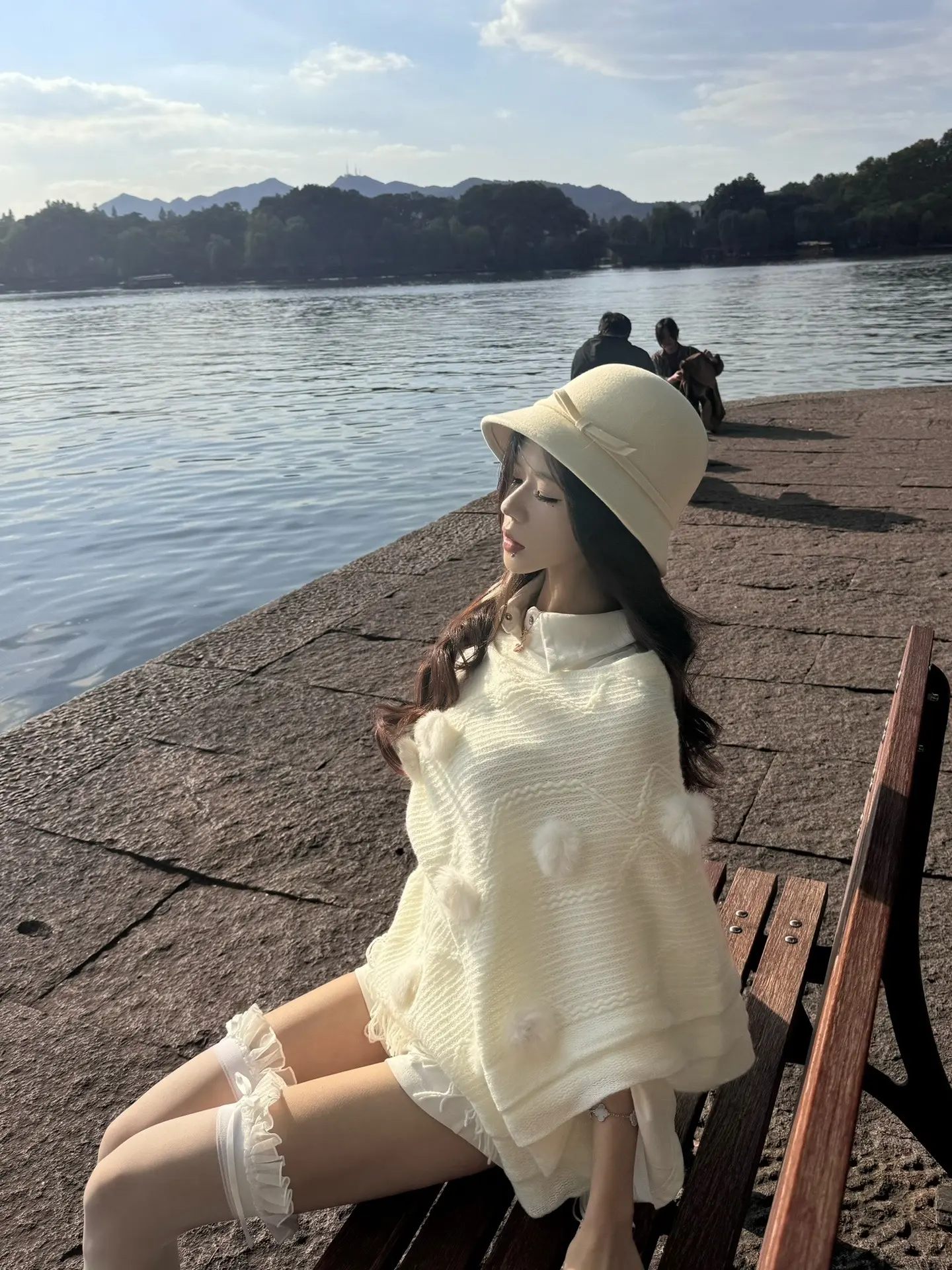 我还记得我们相遇在一年前 我还记得我们牵着手的一瞬间